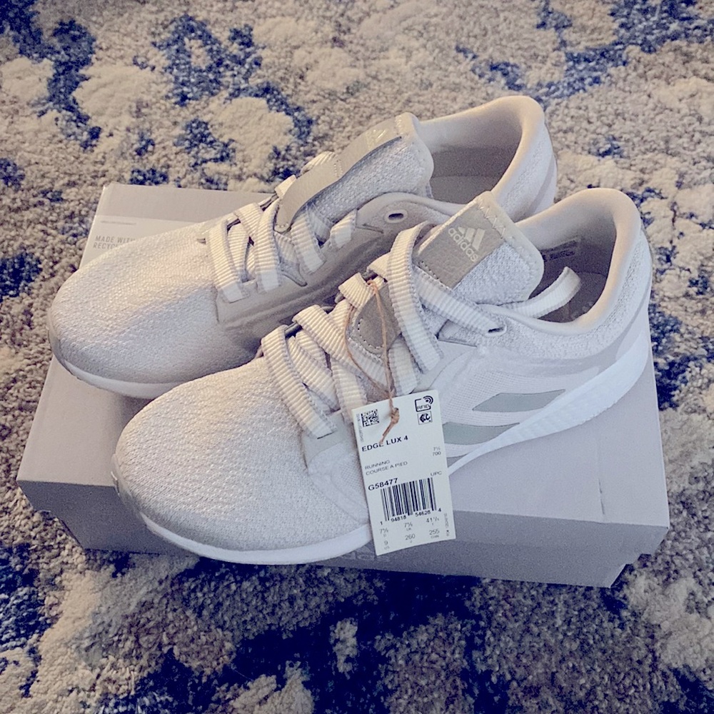 A running stylish shoe made for everyday use.